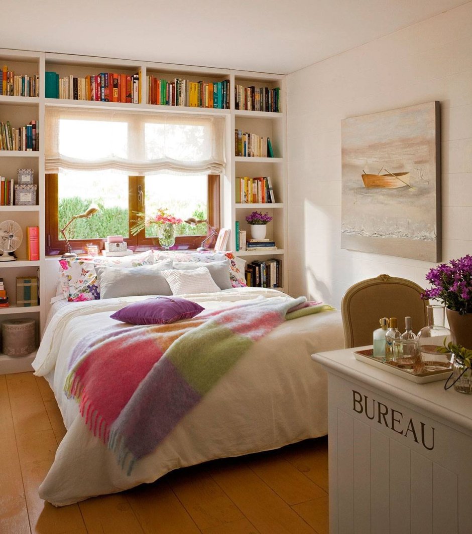 Книжный шкаф в спальне
