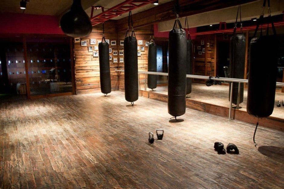 Боксерский зал в подвале