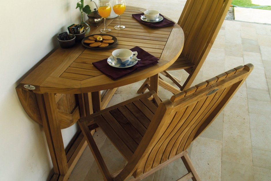 Интерьер с маленьким раскладным деревянным столом