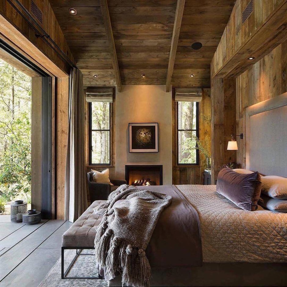 Интерьер спальни деревянного дома в стиле фармхаус