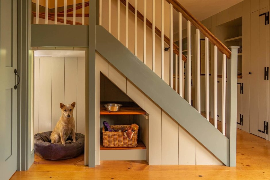 Домик для собаки под лестницей