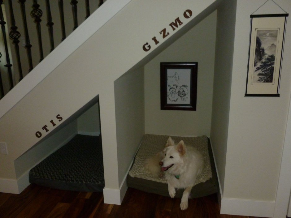 Домик для собаки под лестницей
