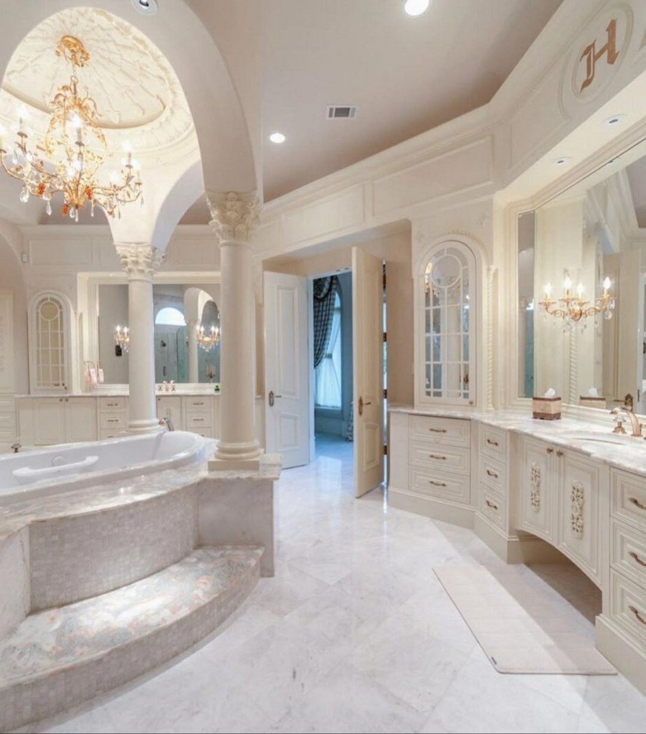 Большая богатая ванная комната