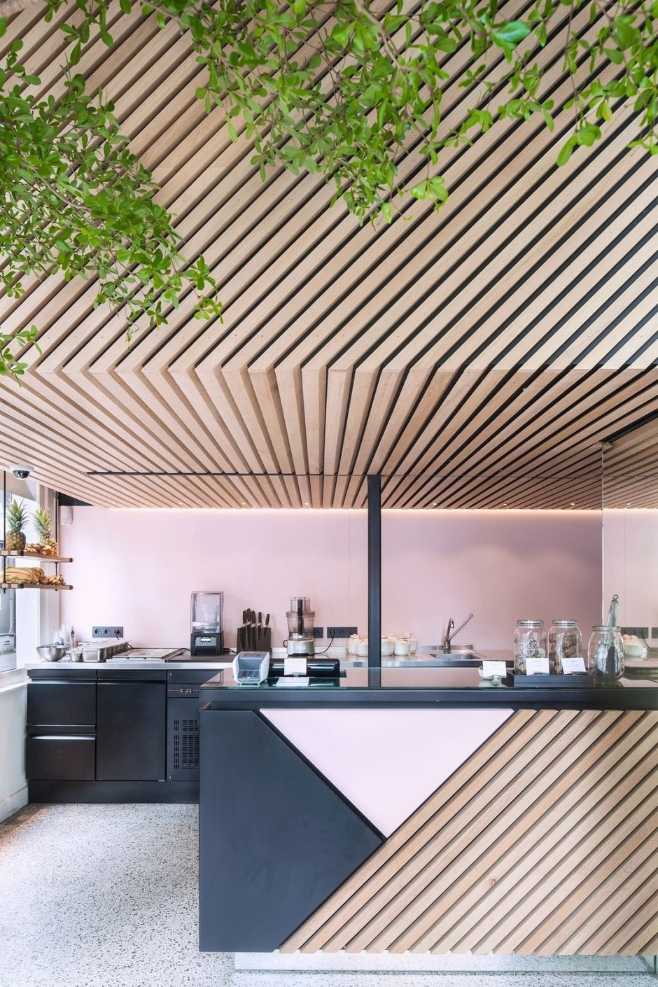 Деревянные рейки потолок кафе