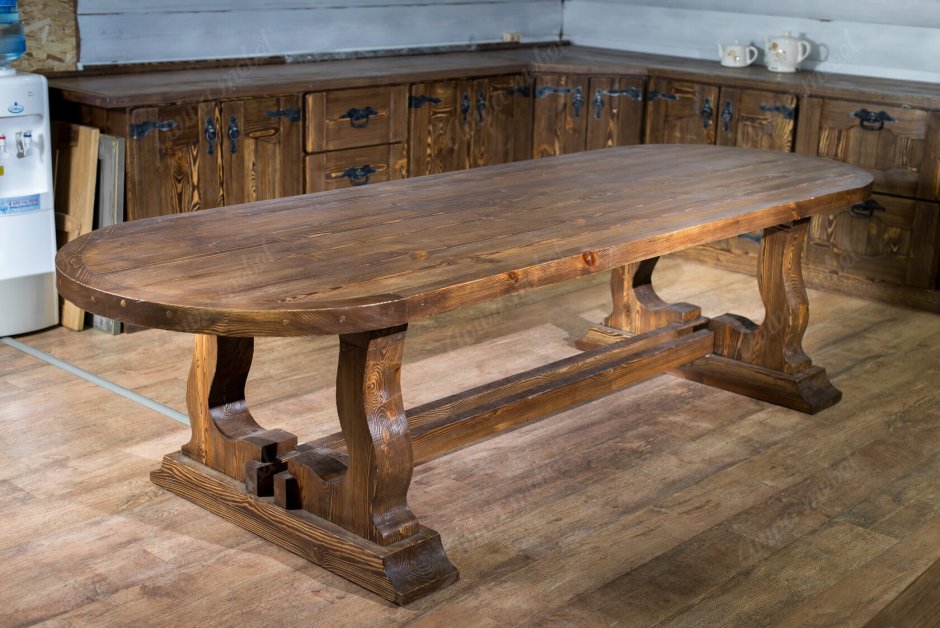 Массивный стол из дерева
