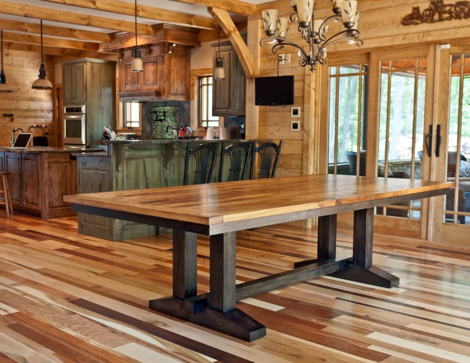 Обеденный стол в деревянном доме
