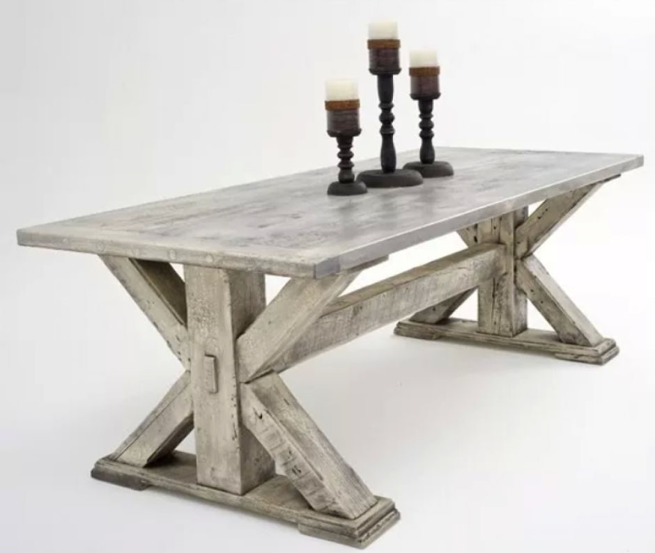 Деревянный стол средневековый