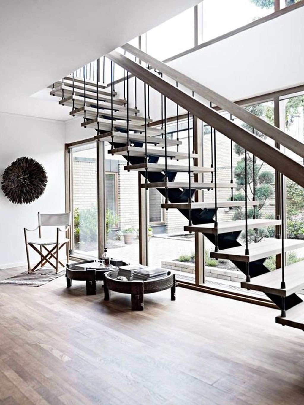 Стильные лестницы отзывы. Современные лестницы. Металлическая лестница. Лестница в современном стиле. Лестница в интерьере.
