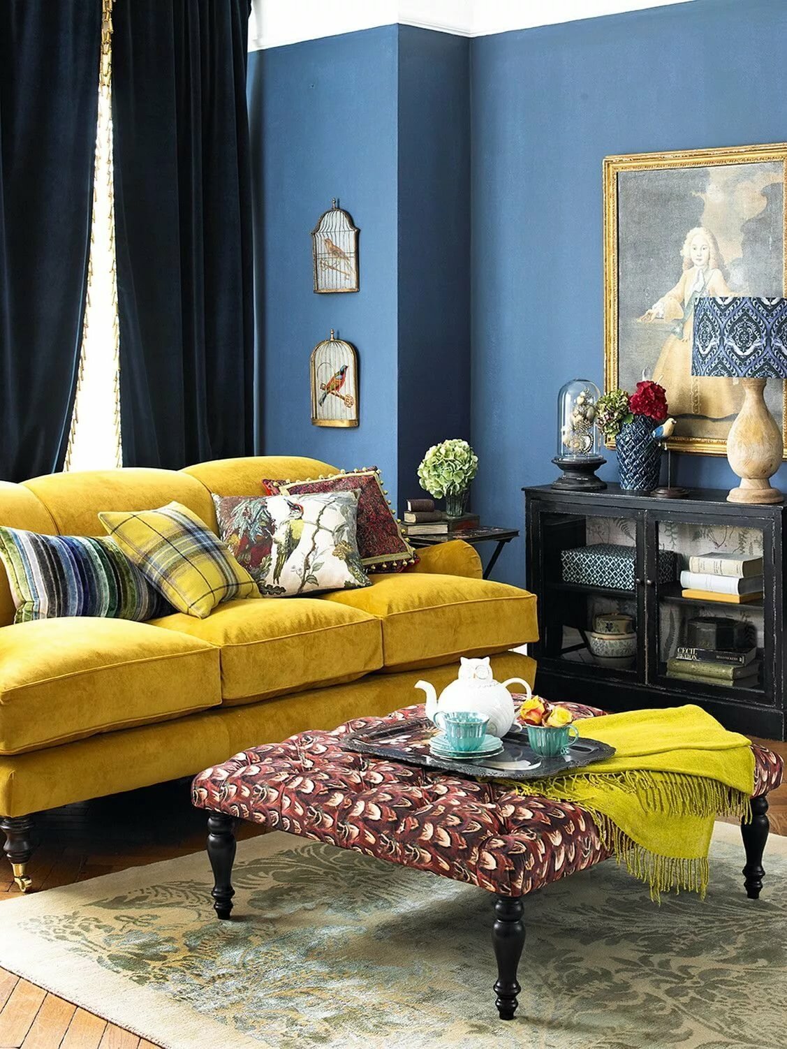 Горчичный цвет сочетание цветов в интерьере. Сочетание горчичного цвета в интерьере. Синяя мебель в интерьере. Интерьер в сине желтых тонах. Гостиная в сине желтых тонах.
