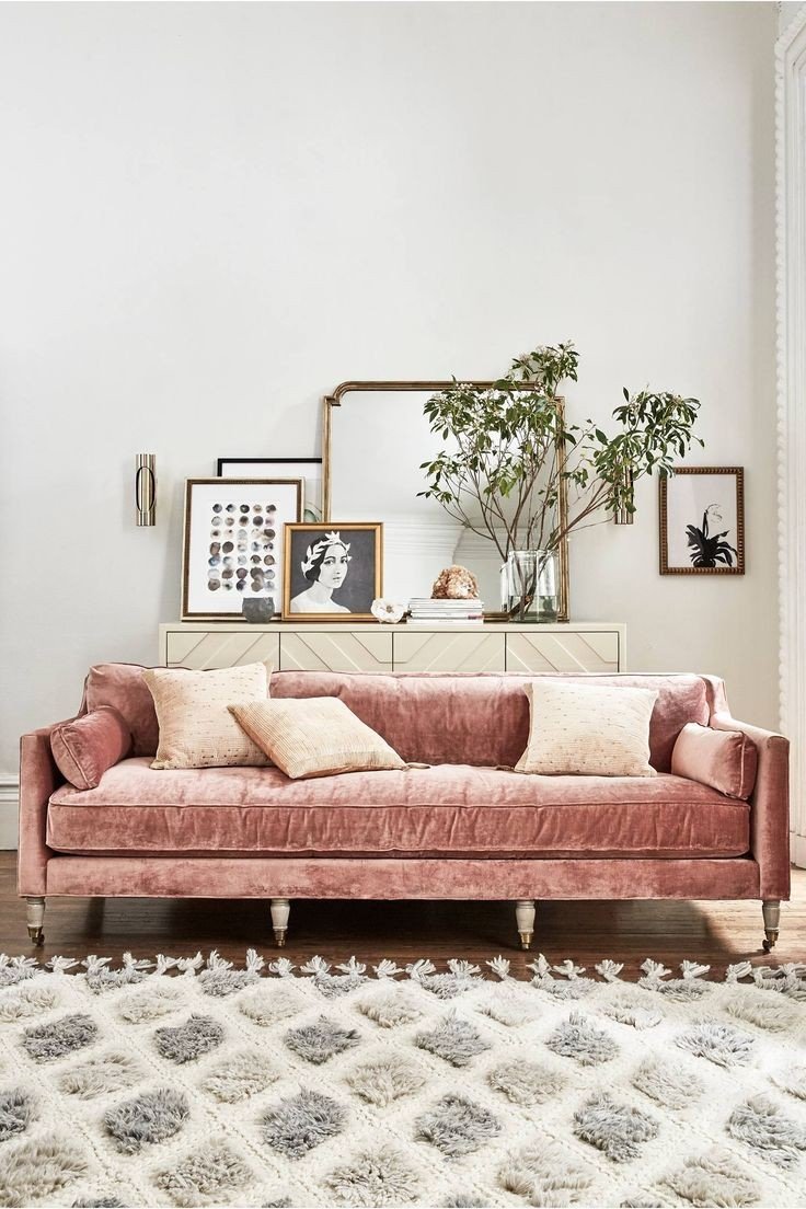 Пудрово розовый диван в интерьере