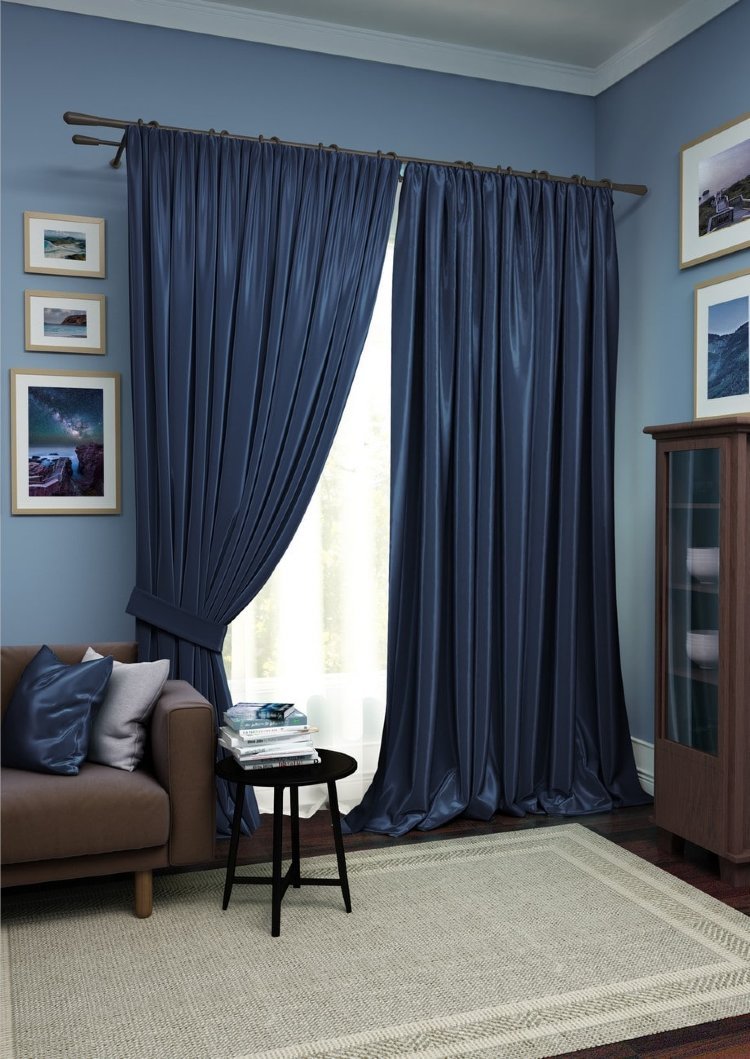 Темно синие шторы в интерьере гостиной