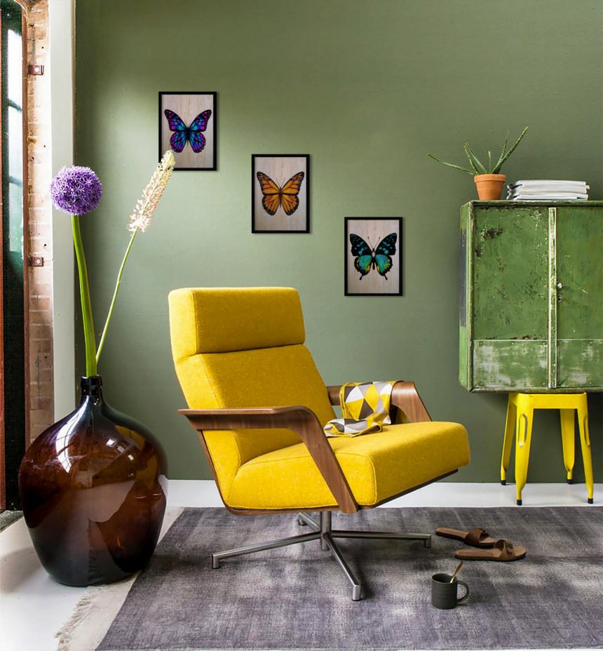 Зеленая стена желтое кресло