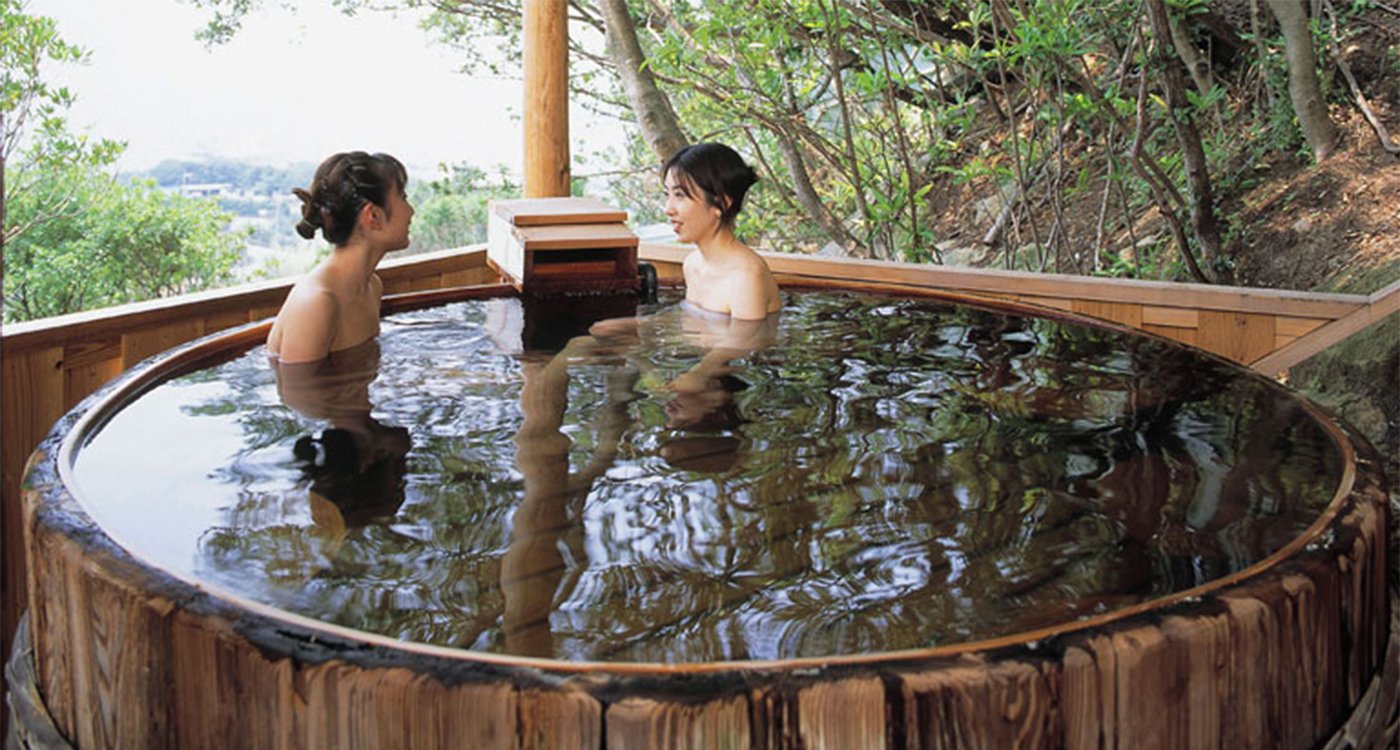 Японская общая купальня. Офуро онсэн. Японские смешанные бани сэнто. Сэнто баня в Японии. Японские бани (сэнто и офуро).