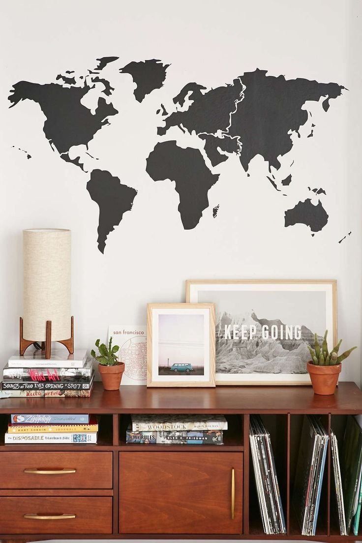 Карта мира географическая в интерьере