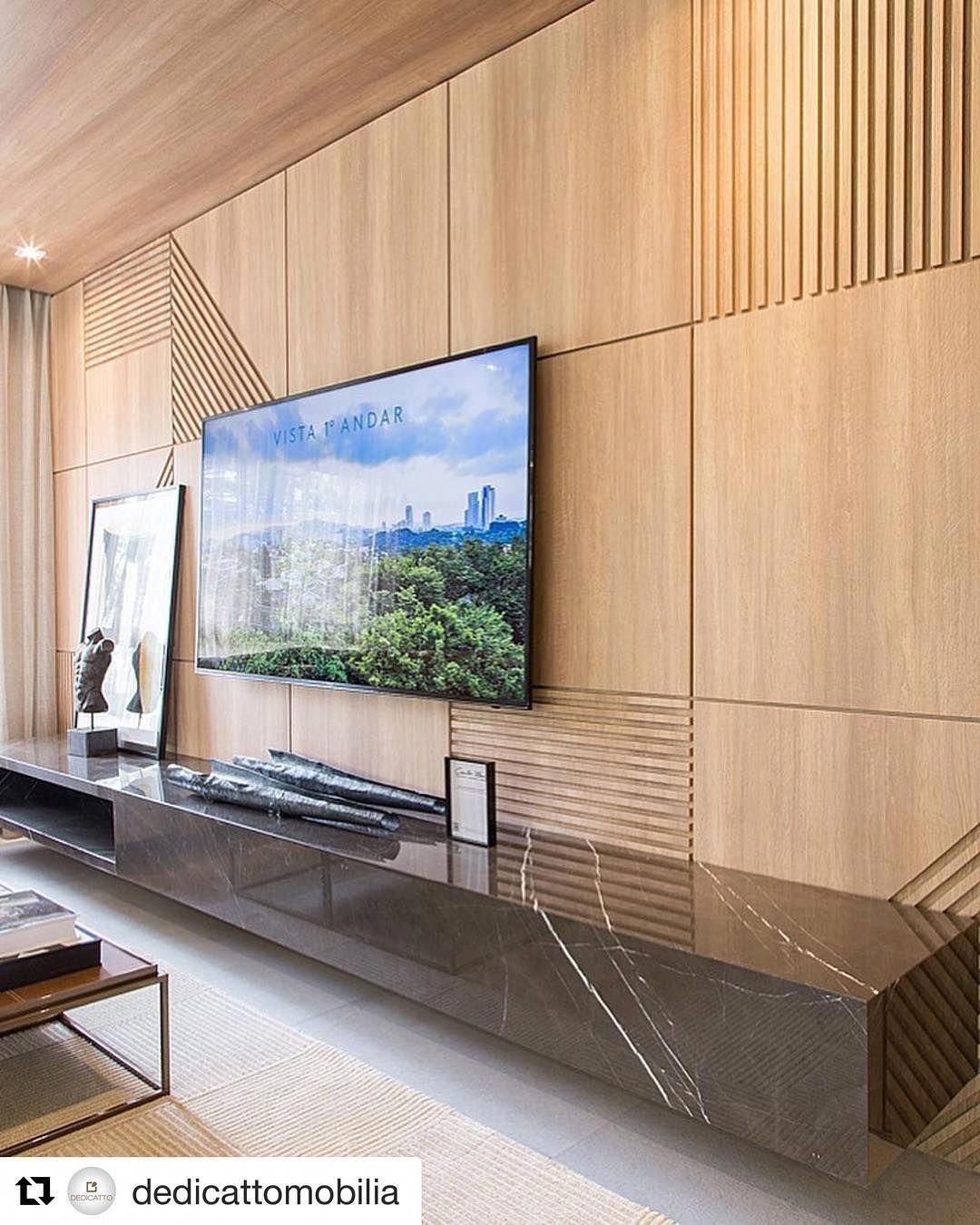 Современный дом телевизор. Деревянные панели в интерьере. Гостиная с деревянными панелями. Панель для телевизора на стену. Настенные панели.