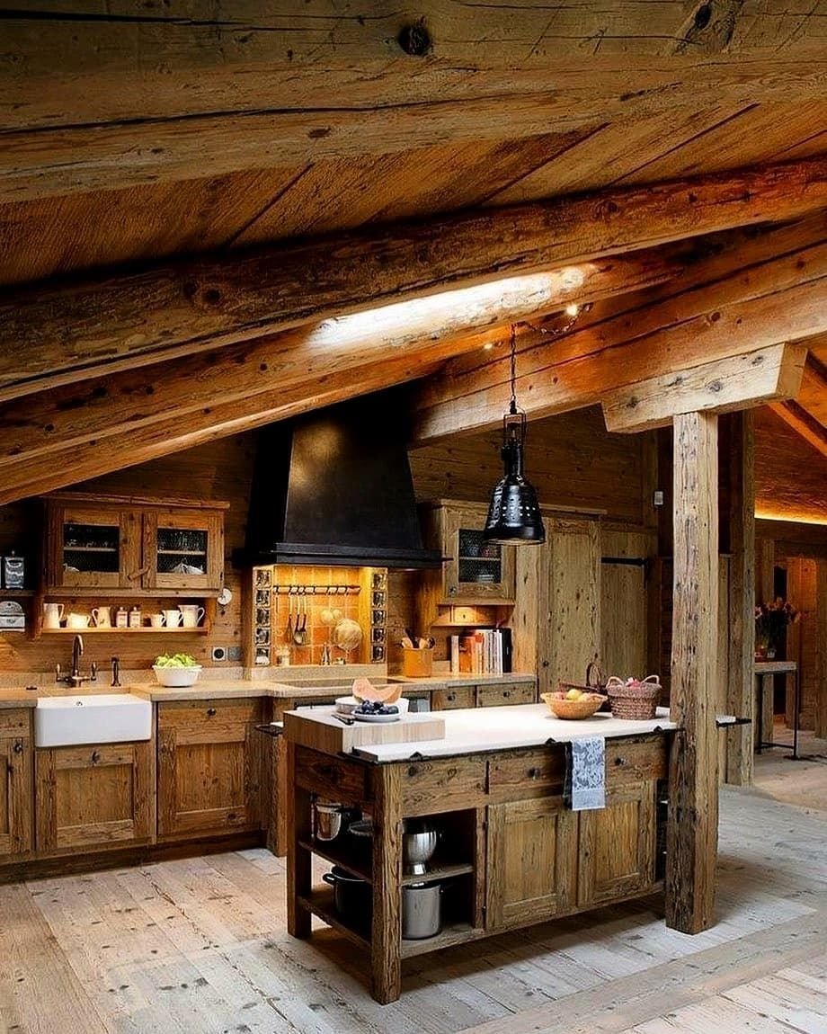 Кухня из дерева в деревенском стиле