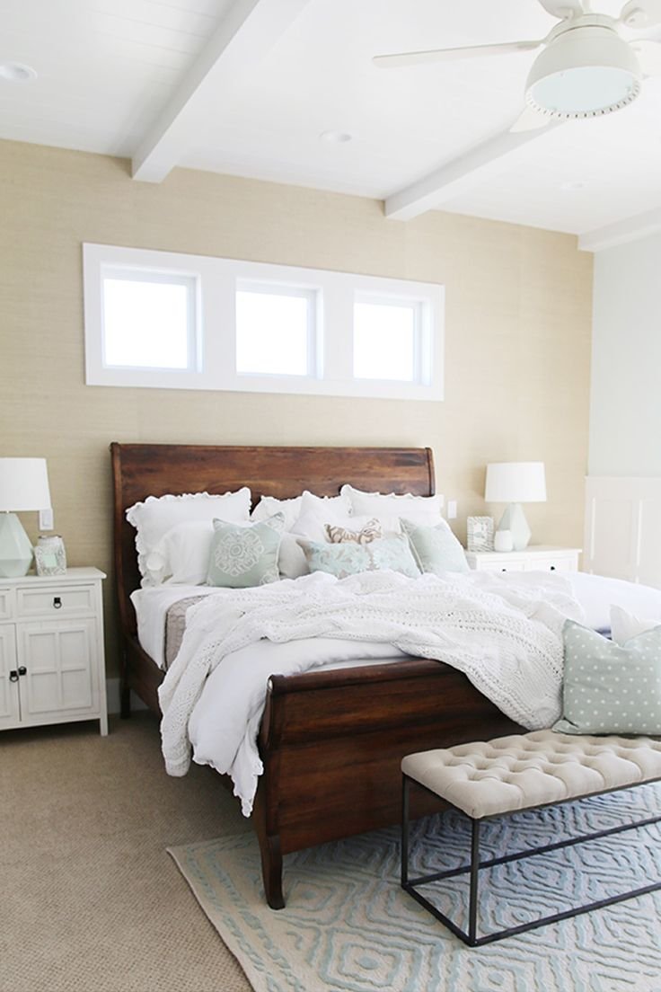 Белая спальня с деревянной мебелью