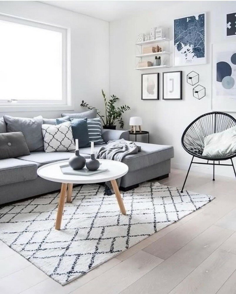 Серый диван в Сканди стиле