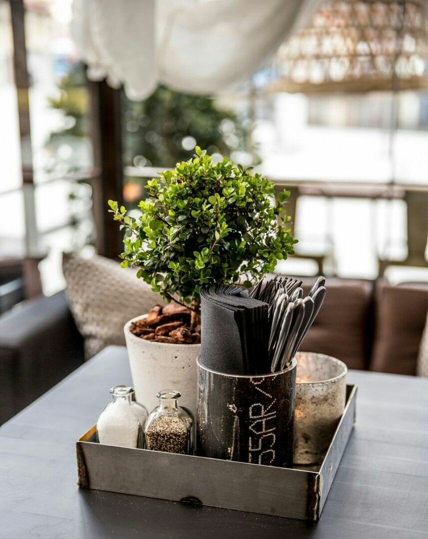 Уютный интерьер для кофейни с растениями