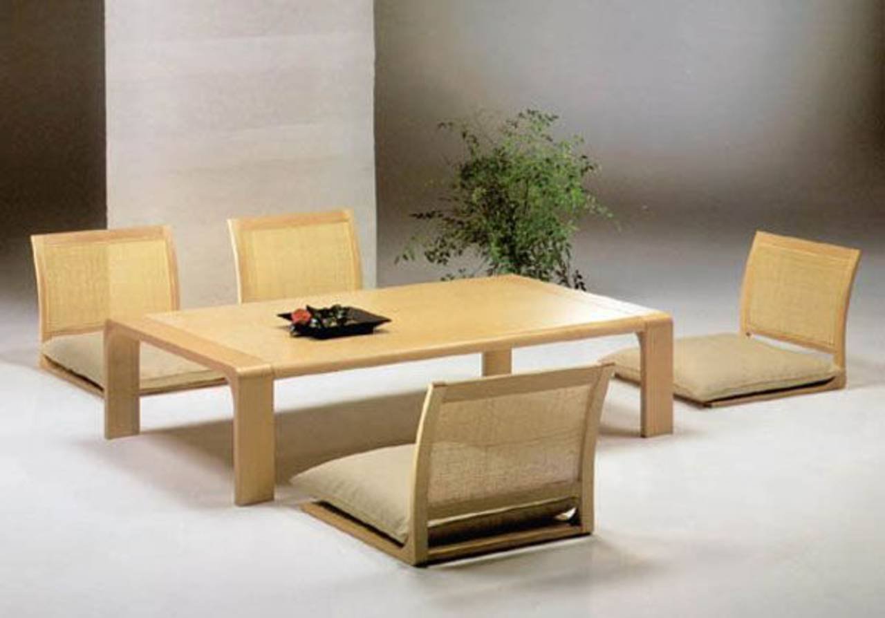 Стол и стулья в японском стиле