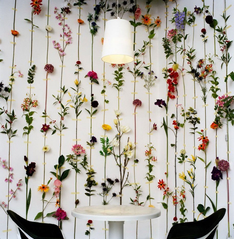 Искусственные цветы на стене в интерьере