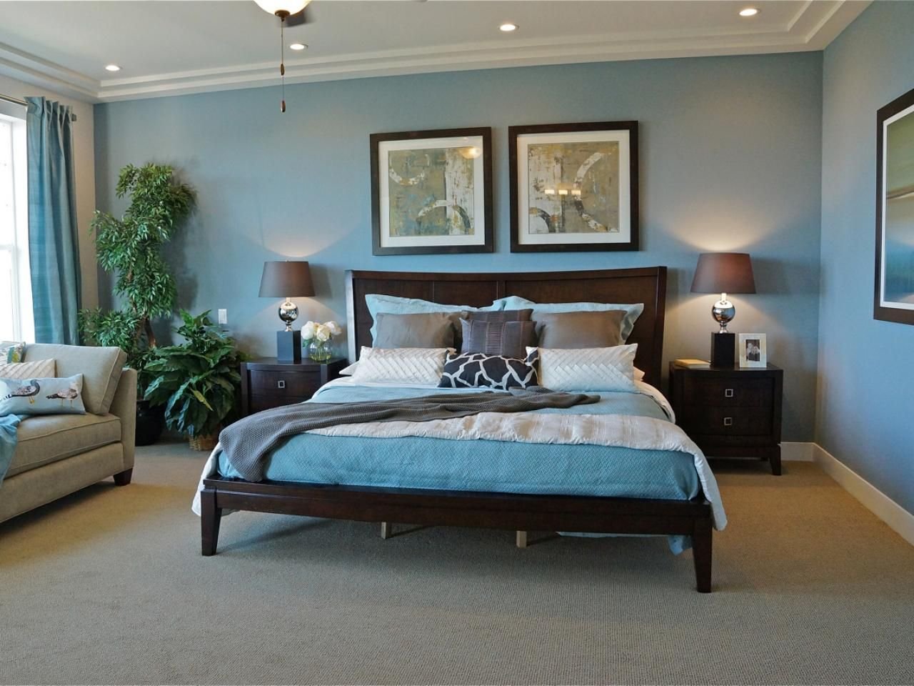 More suitable. Цвет стен в спальне. Спальня с темной мебелью. Спальня в сине коричневых тонах. Коричневая кровать в интерьере.