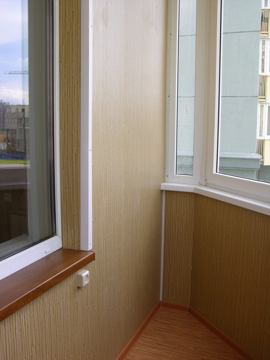 Балконы фото панель. Отделка балкона пластиком. Обшивка балкона панелями. Балкон пластиковый с отделкой. Отделка балкона панелями ПВХ.