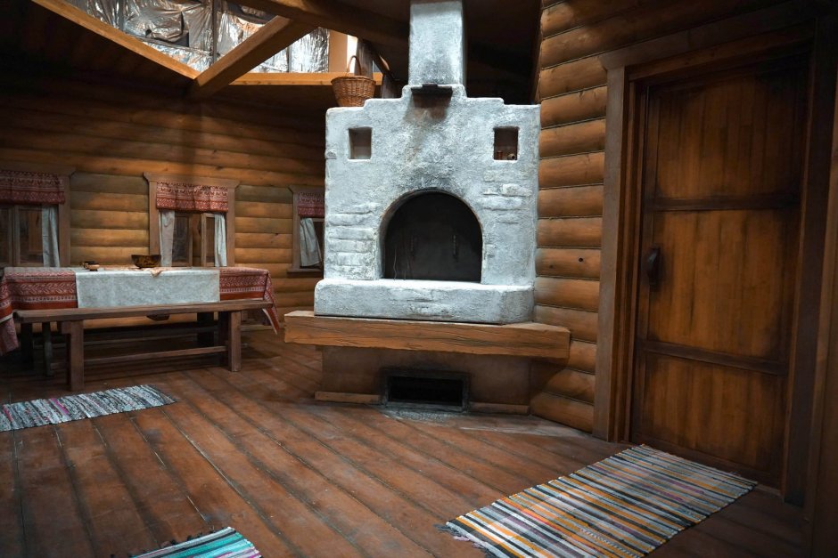 Деревянная изба с печью