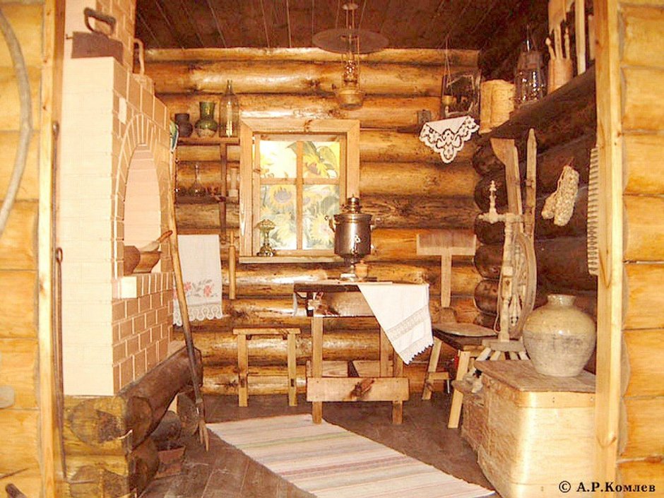Деревянная изба внутри
