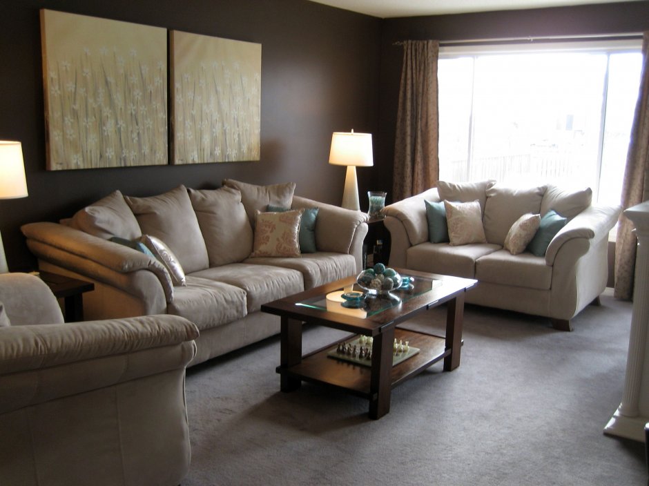 Серо-коричневый диван в интерьере