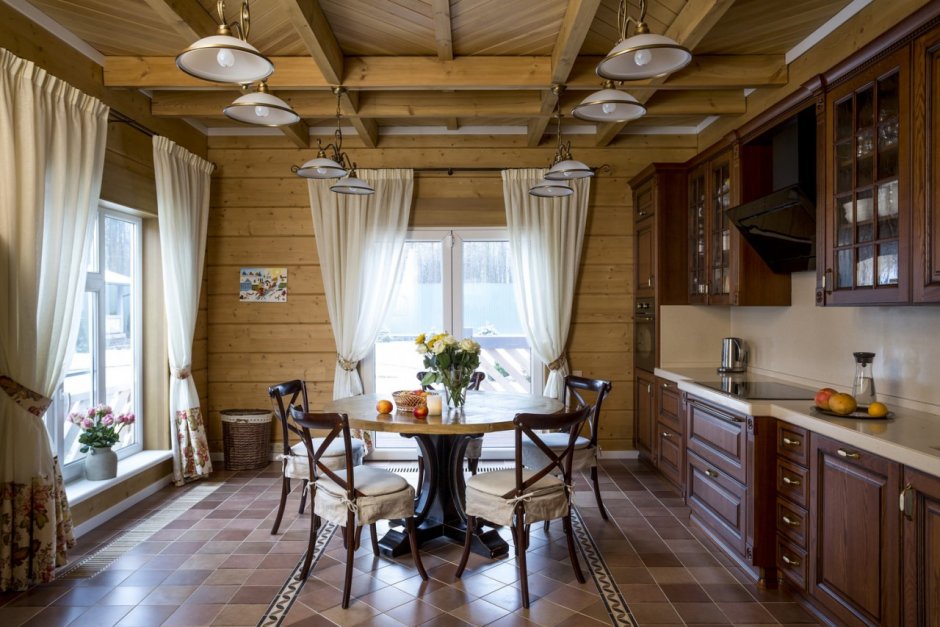 Интерьер столовой в деревянном доме