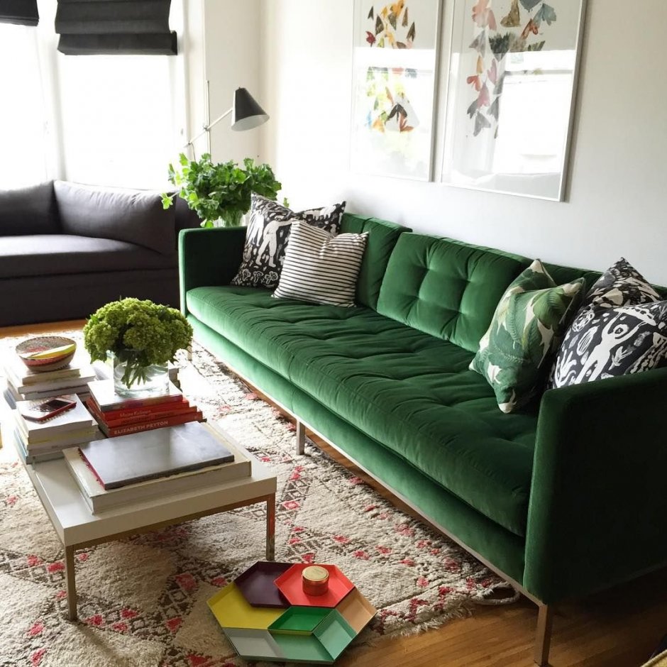 Темно-зеленый диван в интерьере