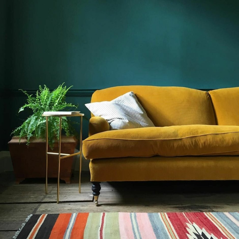 Желтый диван в интереьер