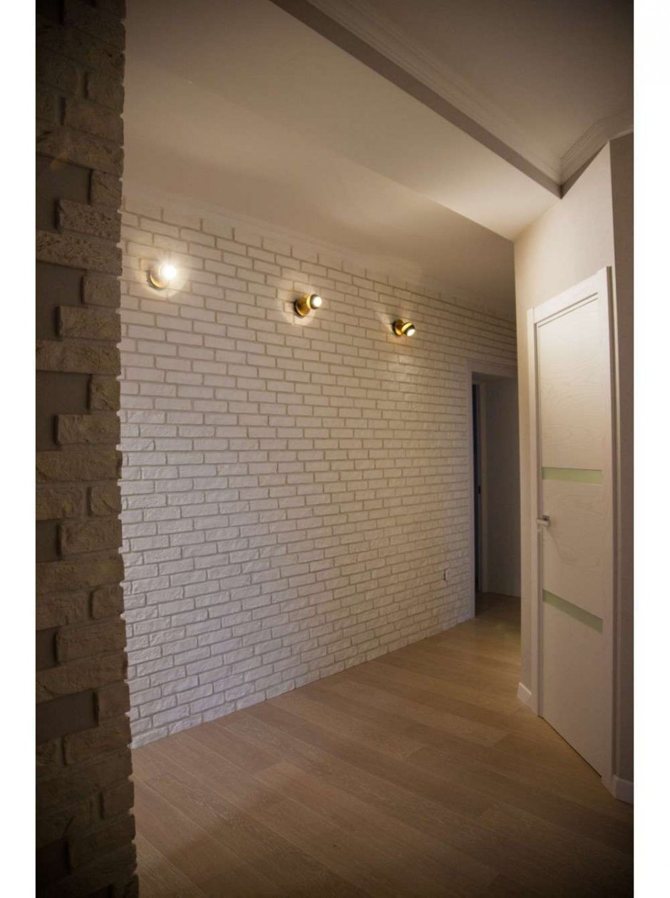 Декоративный белый кирпич в коридоре