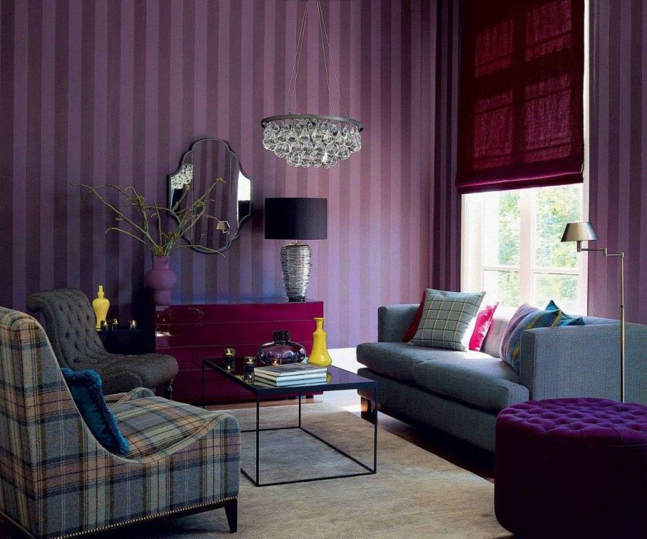 Гостиная с фиолетовыми стенами