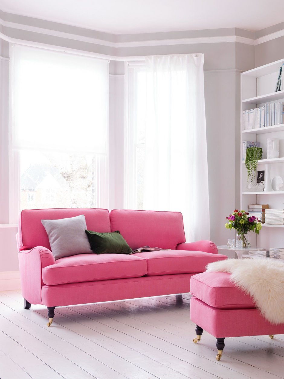 Бледно розовый диван