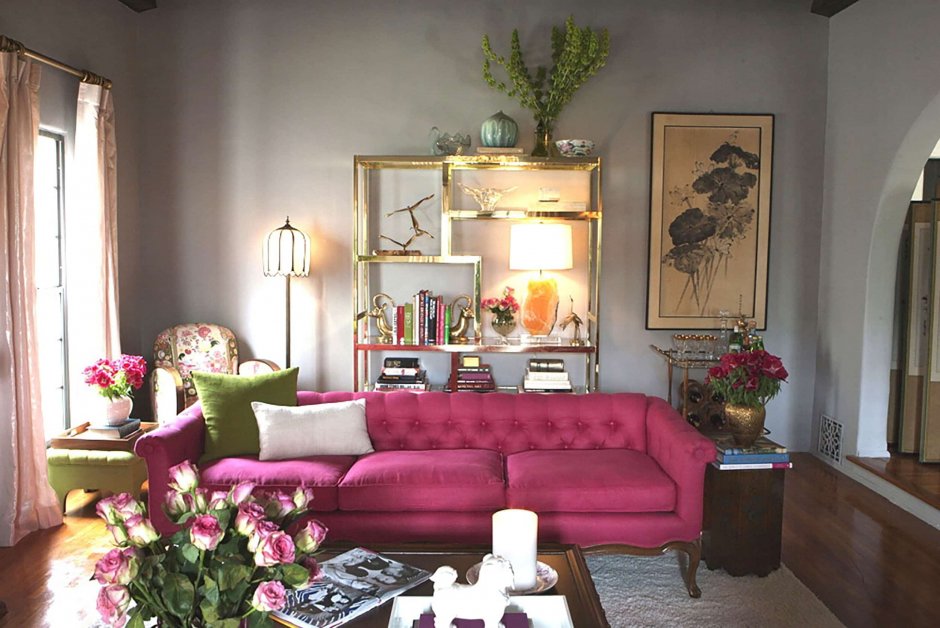 Серо зеленая стена и розовый диван