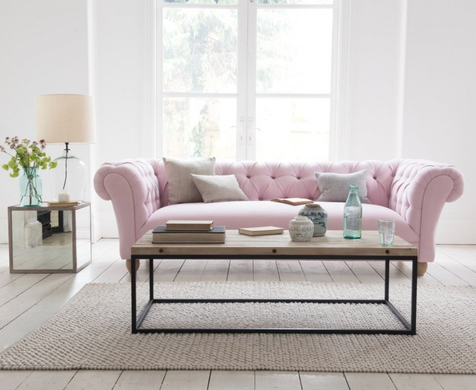 Пыльно розовый диван в интерьере