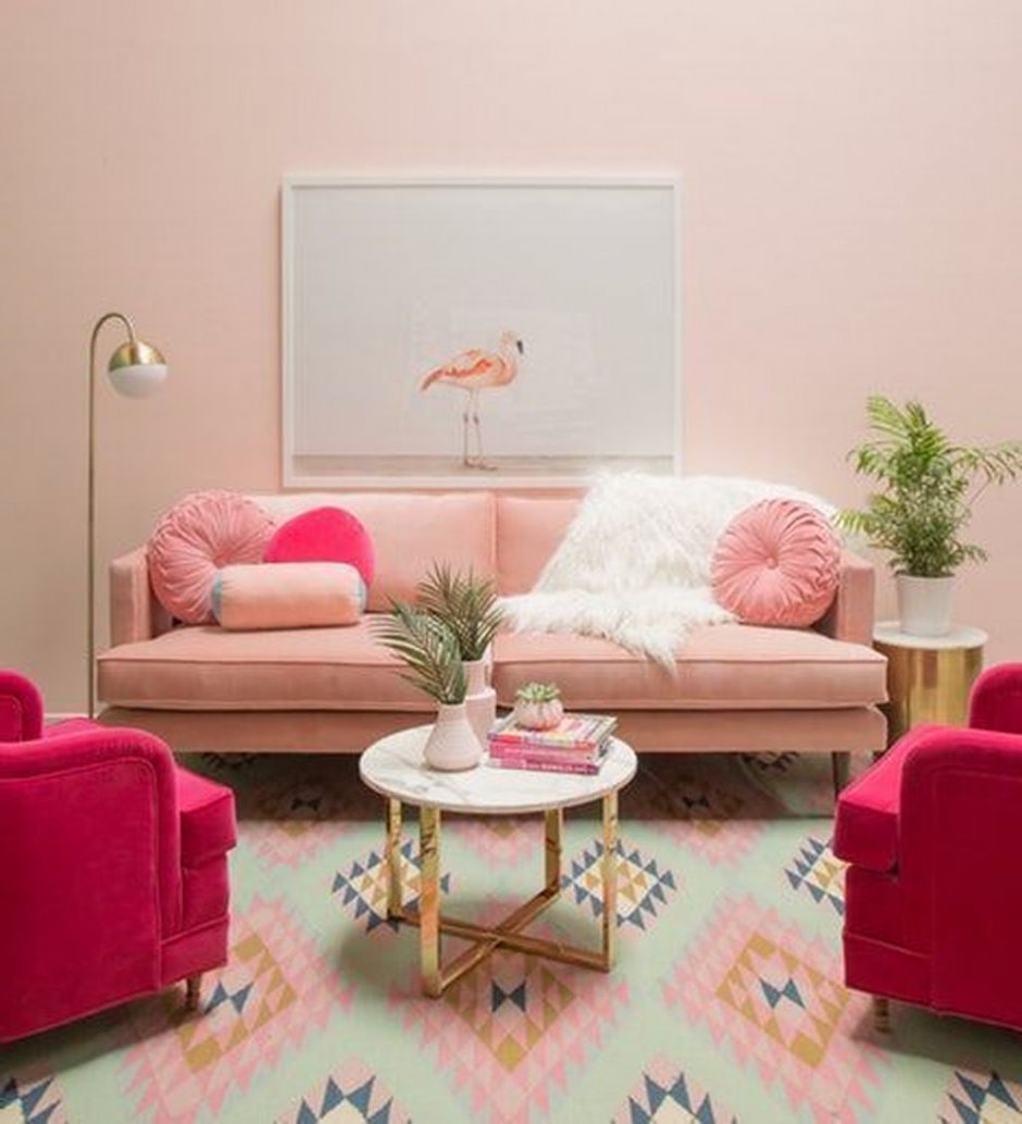 Гостиная розовое кресло