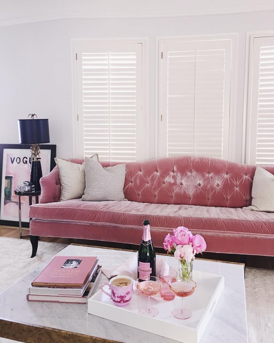 Нежно розовый диван в интерьере