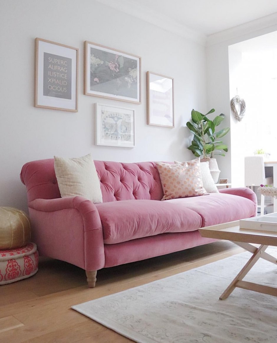 Красивый розовый диван