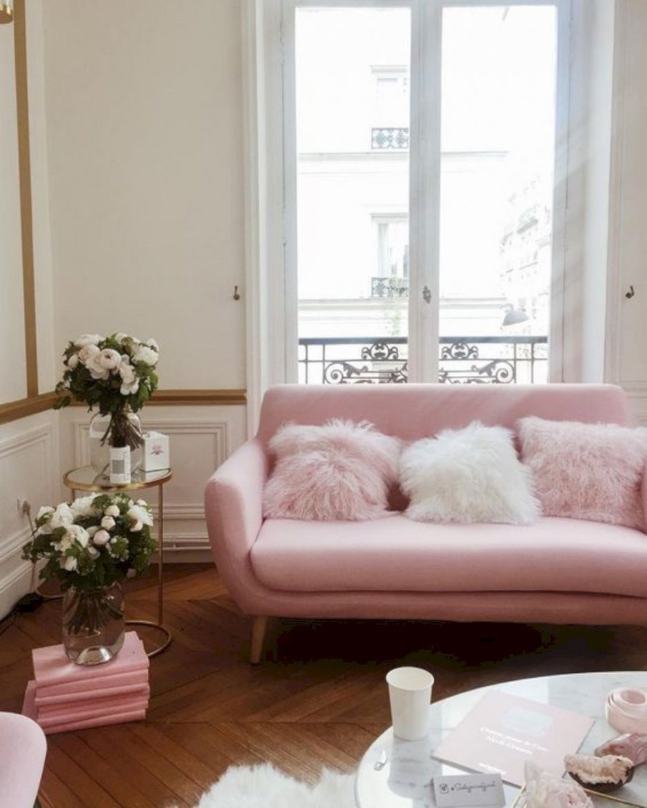 Розовый уютный диван