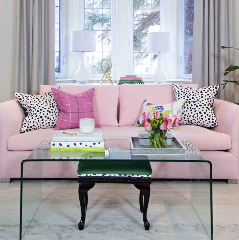 Розовый диван и шторы