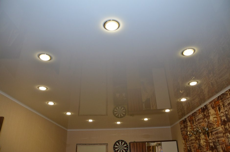 Навесной потолок с точечными светильниками