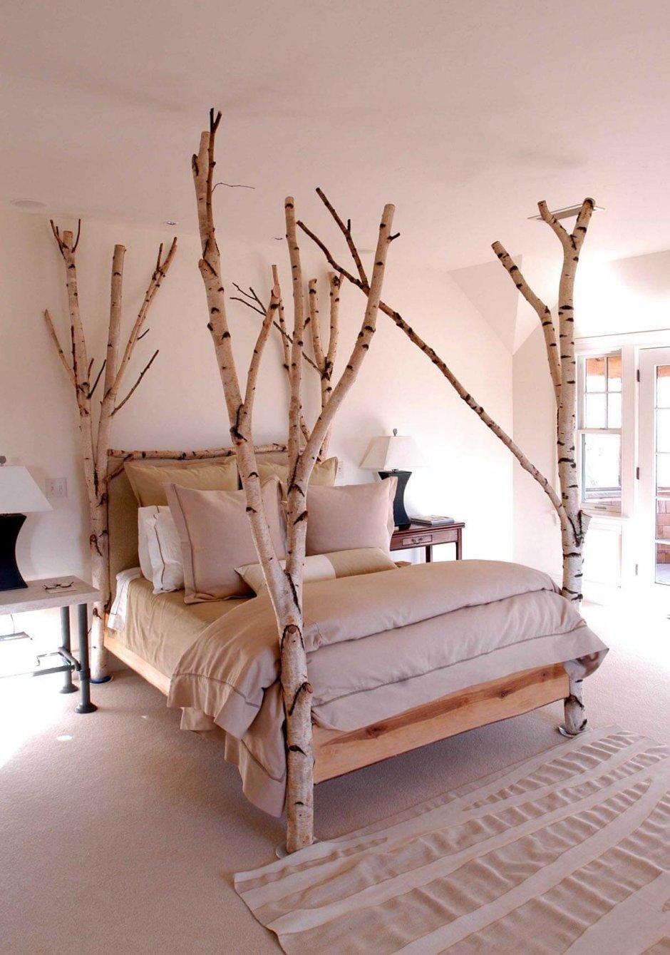 Кровать из стволов деревьев