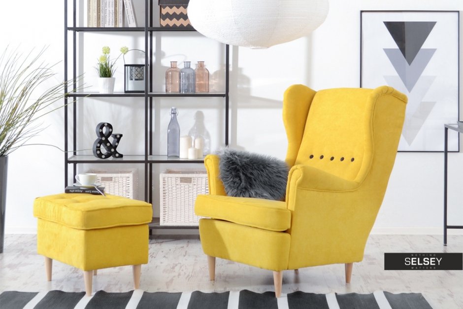 Ярко желтое кресло