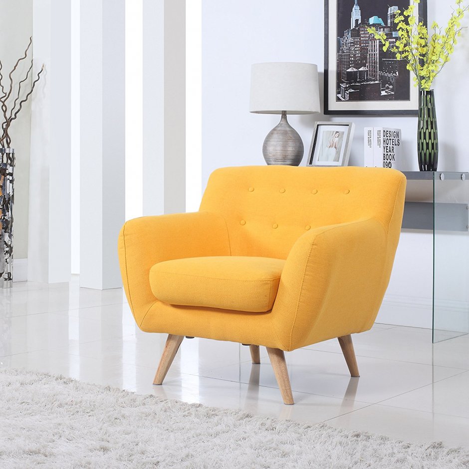 Желтое кресло в гостиной