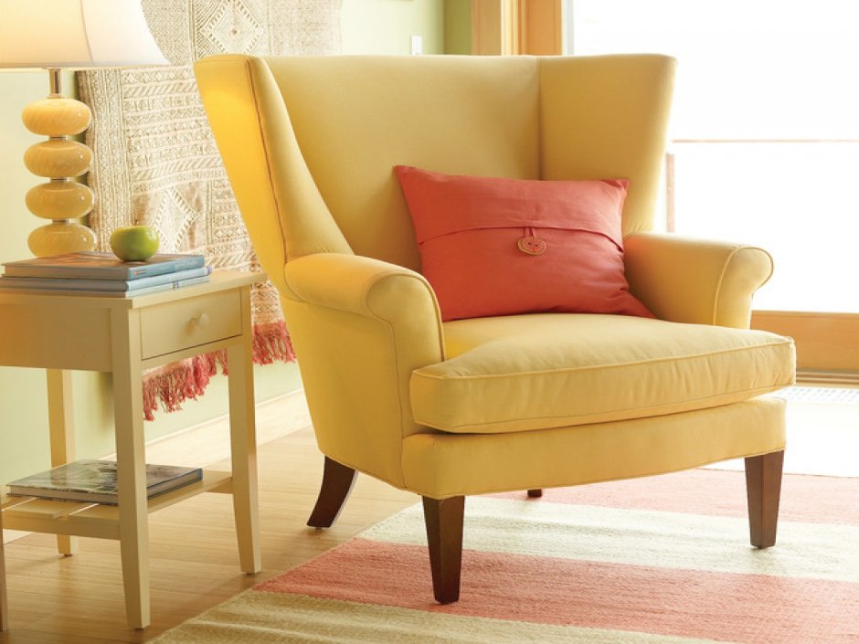 Кресло в гостиную желтое