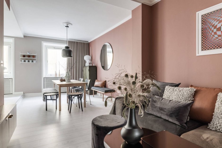 Пыльно розовые стены в интерьере квартиры