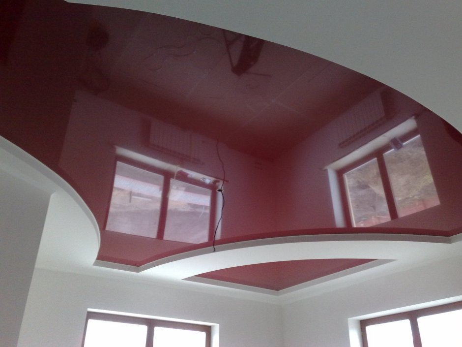 Глянец потолок бордовый